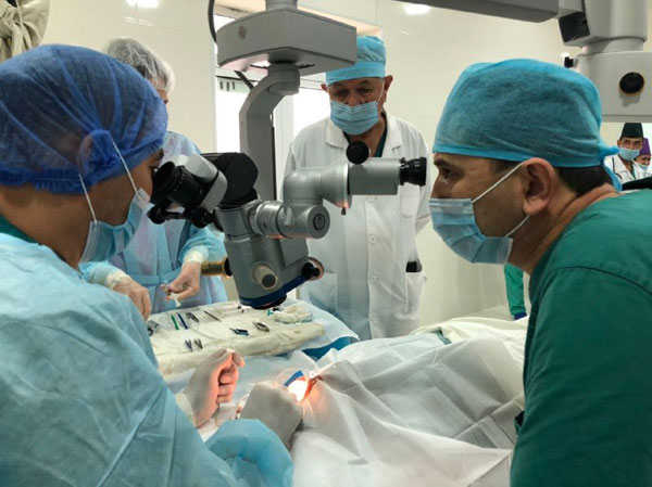 Операции и мастер-класс с участием офтальмологов из Приаралья 