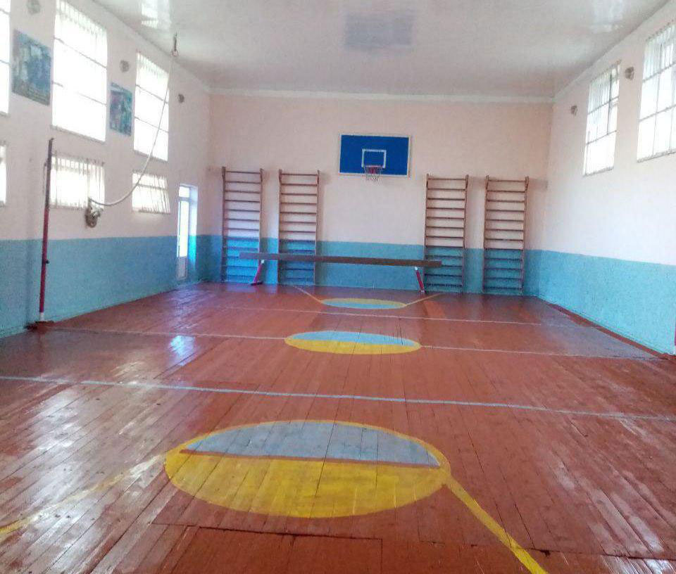 Прогнившие доски спортзала шахрисабзской школы заменили на новые